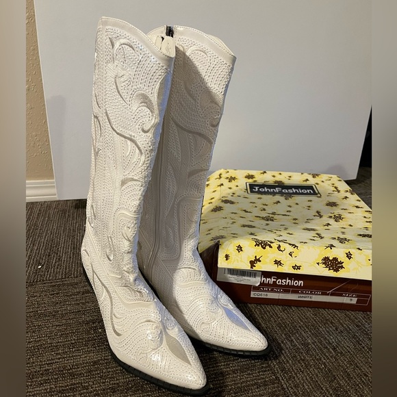 John Fashion white embroidered cowgirl boots size 8 *like new condition* - Picture 2 of 6
